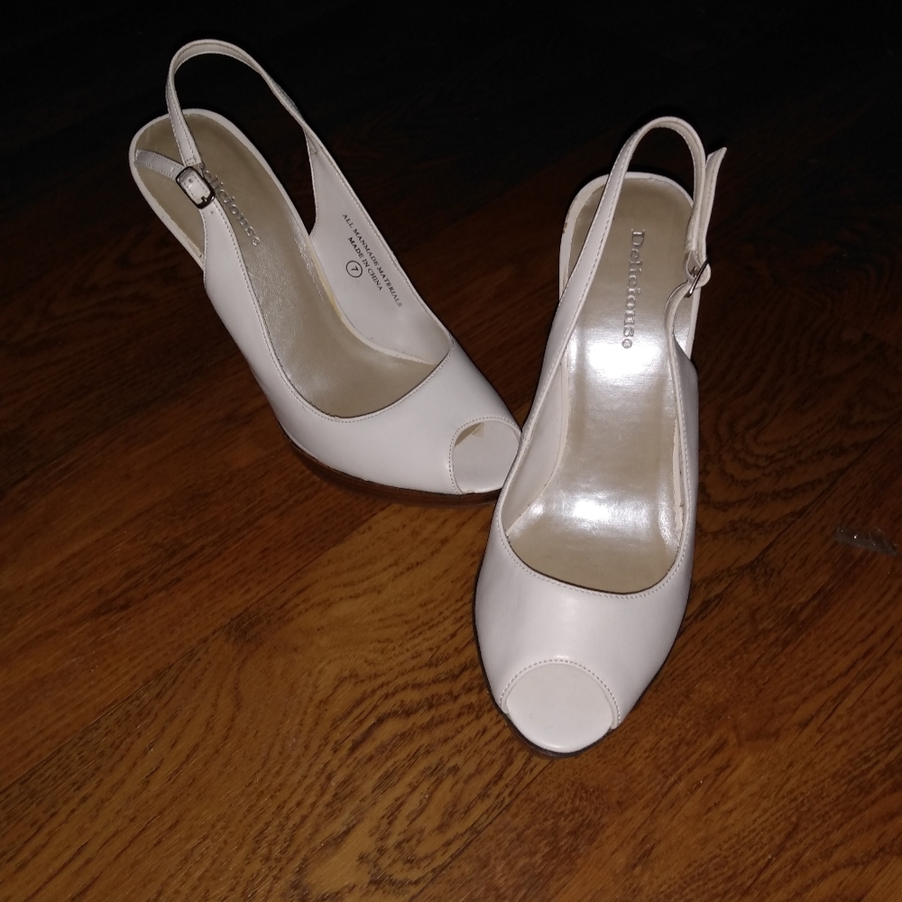 3/$15 White peek-a-boo heel